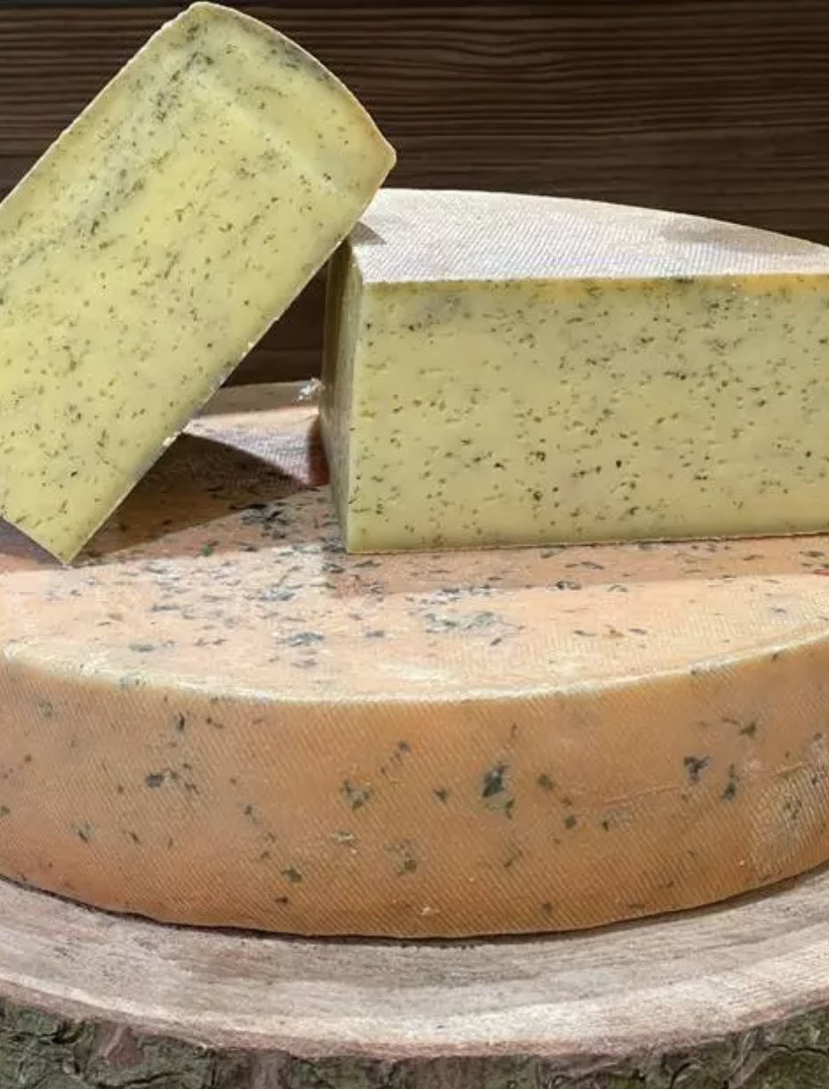 1/2 MEULE de 3.400kg de Fromage pour raclette à l'ail des ours